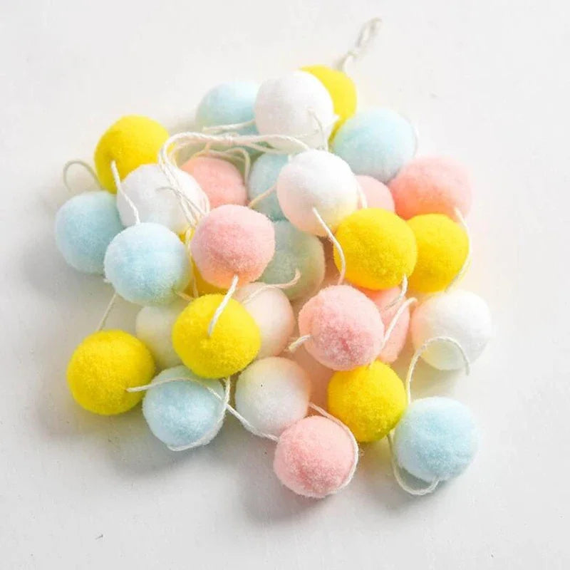 guirlande pompons rose bleu blanc moderne décoration anniversaire enfant velours chambre festive