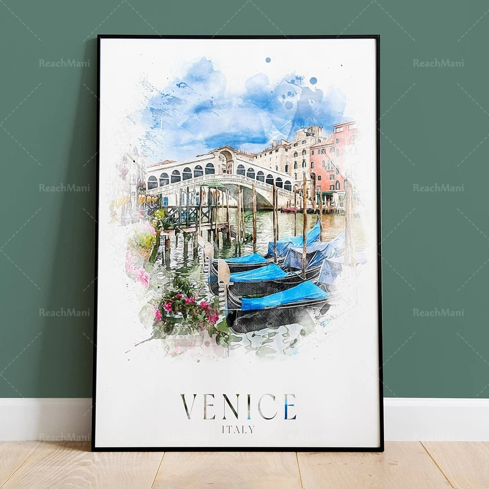 Une vue aquarellée captivante de la Piazza San Marco et du Grand Canal de Venise, en Italie, avec des gondoles bleues amarrées et des bâtiments historiques.