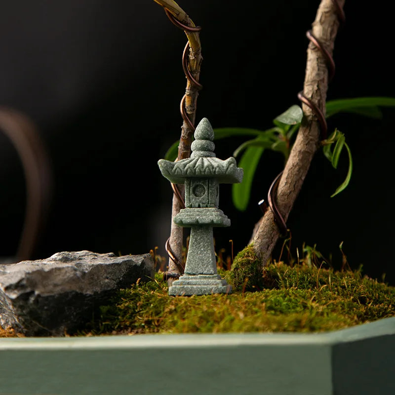 décoration table zen pierre miniature lanterne japonaise arbre branches mousse rocher gris vert traditionnelle