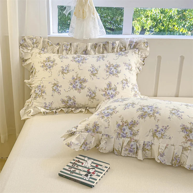 coussin floral vintage coton beige rose vert bleu bordure frisée lit maison