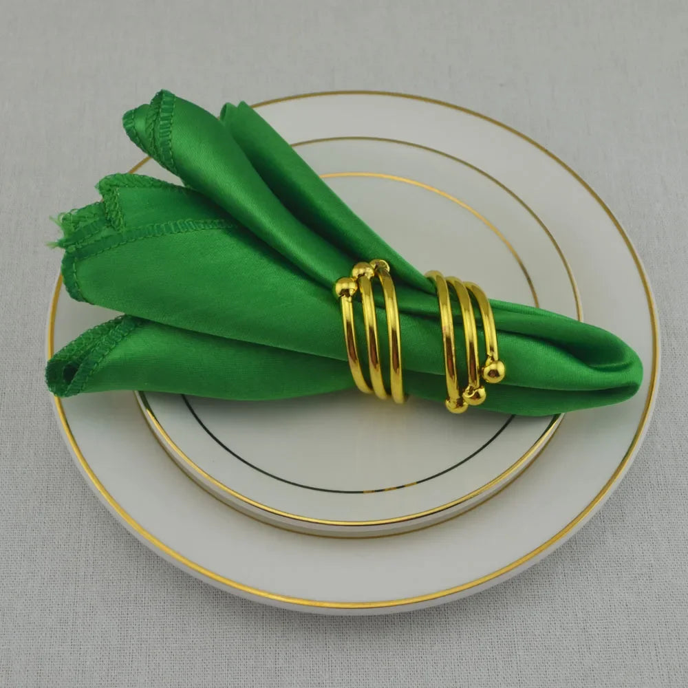 serviette table satin anneau doré mariage décoration table repas classique