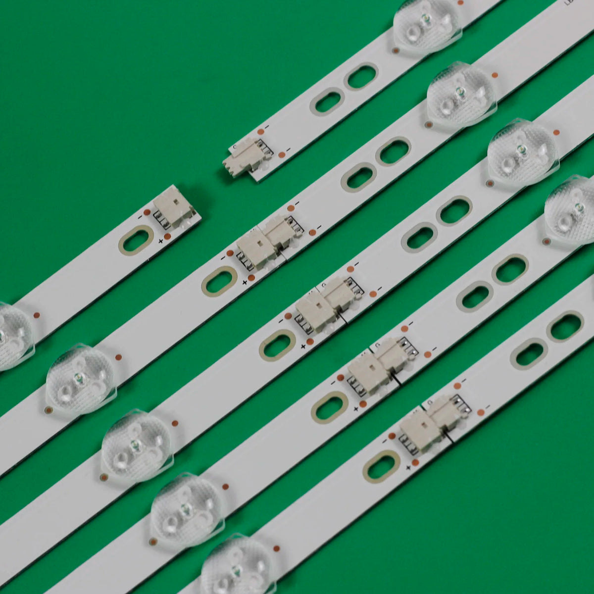 bandes lumineuses blancs connecteurs électriques modernes compatibles téléviseurs différents