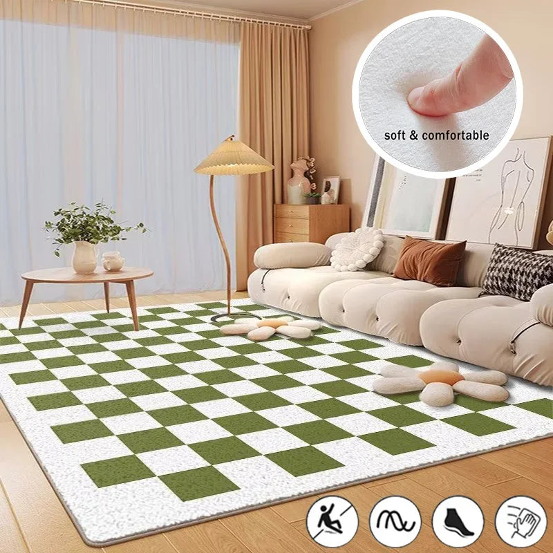 Un tapis moelleux et confortable dans un salon accueillant, avec un motif damier vert et blanc, une décoration végétale et des meubles en bois.