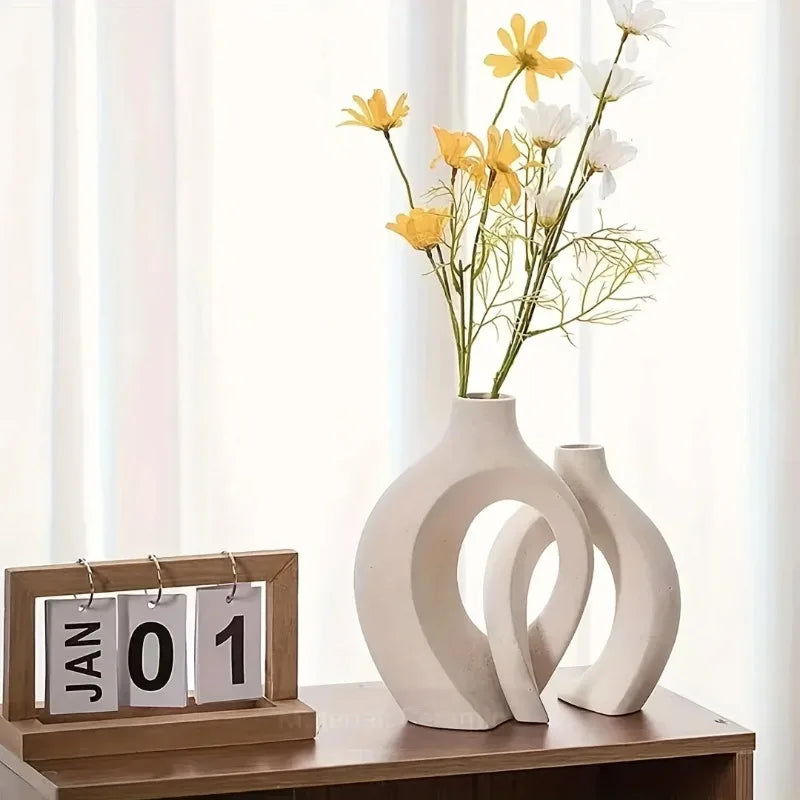 vases modernes minimalistes sculpturaux abstraits blanc cassé noir beige fleurs artificielles herbes séchées intérieur