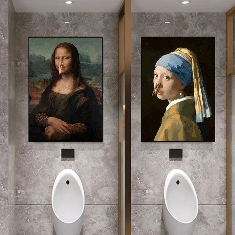 Tableau déco mural toile Mona Lisa drôle accroché dans un salon moderne