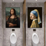 Tableau déco mural toile Mona Lisa drôle accroché dans un salon moderne