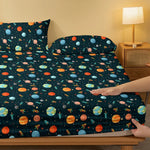 drap lit enfantin planètes colorées fusées étoiles moderne bleu foncé orange vert blanc