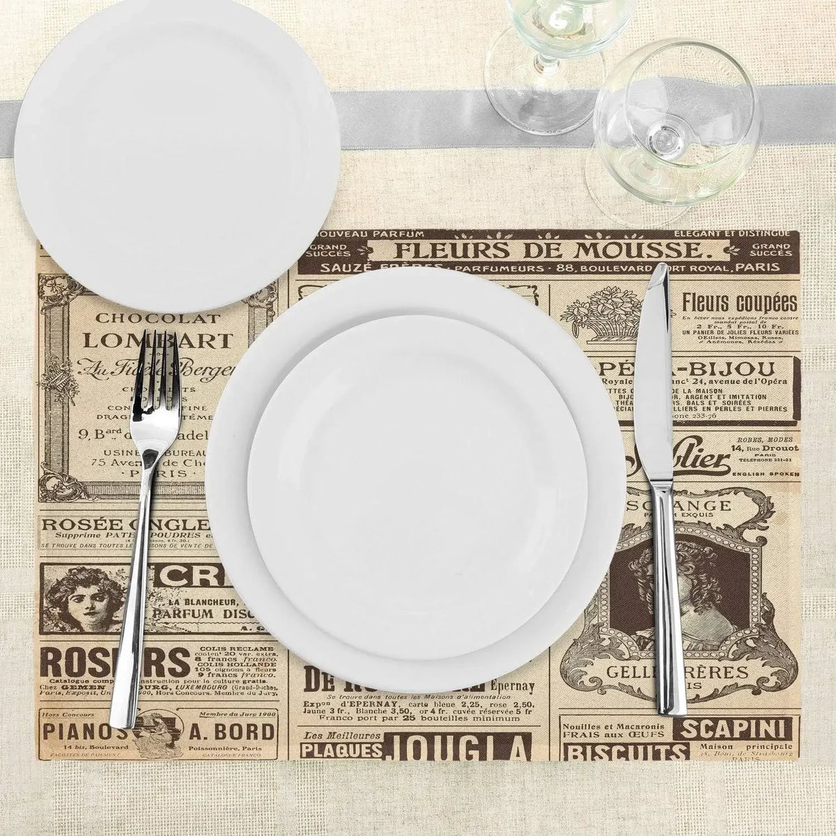 Set de table rectangulaire en polyester protégeant une table en bois