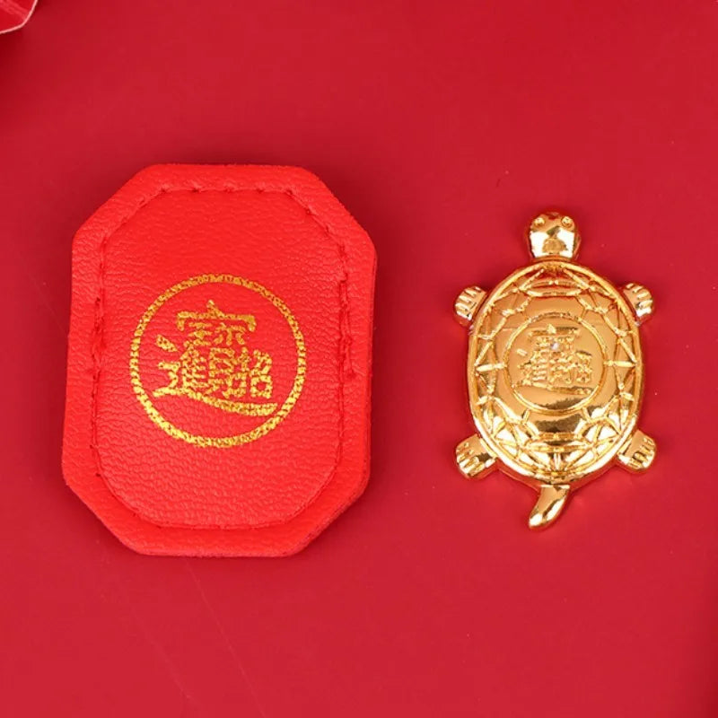pendentif tortue dorée motif cuir rouge orné feng shui chance richesse décoration intérieure souvenir