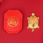 pendentif tortue dorée motif cuir rouge orné feng shui chance richesse décoration intérieure souvenir