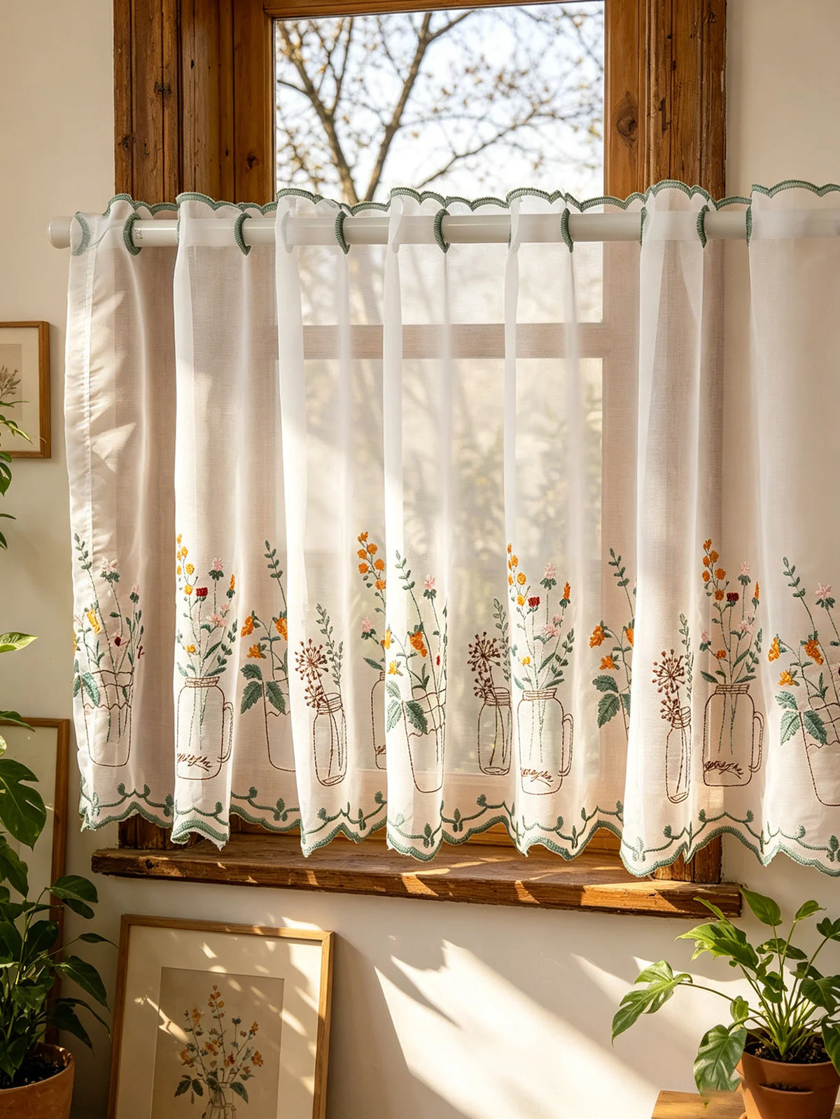 rideau brodé fleurs pots verts transparent rustique fenêtre cuisine anneaux métalliques decoration interieur
