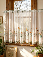 rideau brodé fleurs pots verts transparent rustique fenêtre cuisine anneaux métalliques decoration interieur