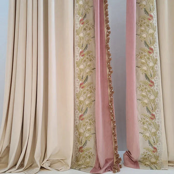 rideaux salon rose beige brodés fleurs classique élégant opacité totale pompons dorés