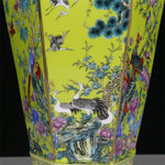 vase hexagonal ornements floraux oiseaux motifs géométriques rouge jaune bleu art traditionnel