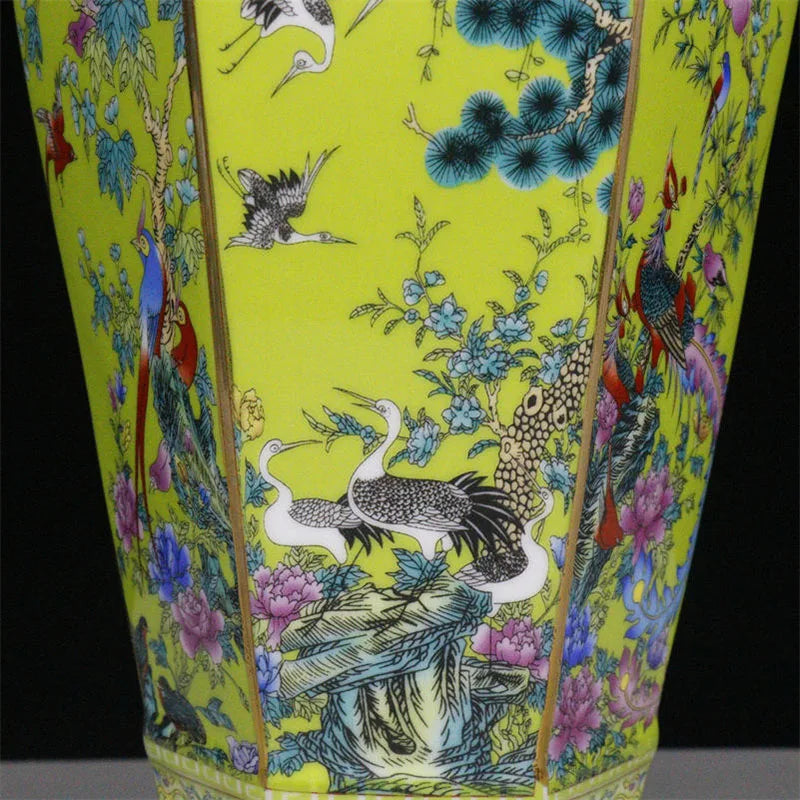 vase hexagonal ornements floraux oiseaux motifs géométriques rouge jaune bleu art traditionnel