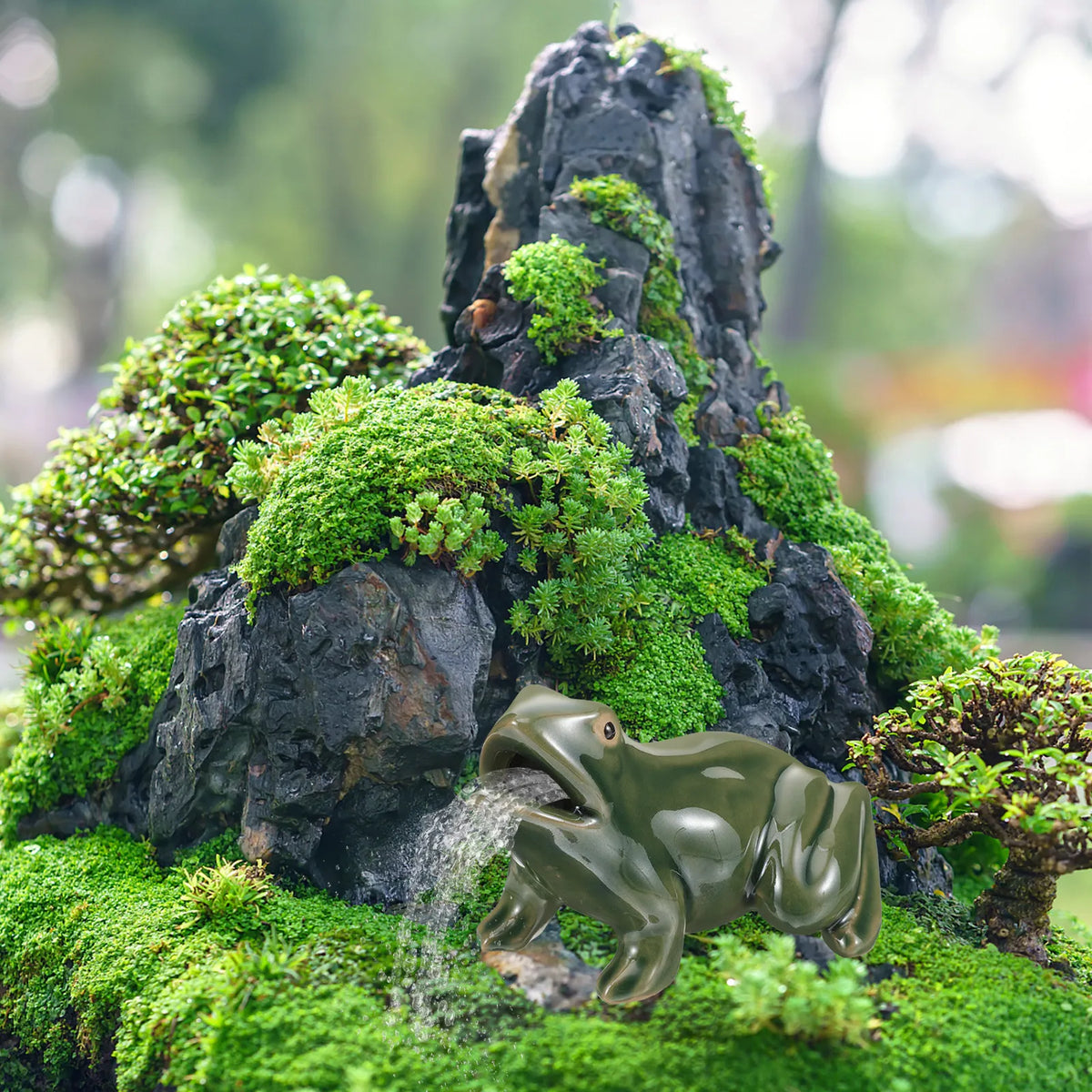 fontaine eau statue grenouille verte céramique lisse brillante jardin extérieurintérieur
