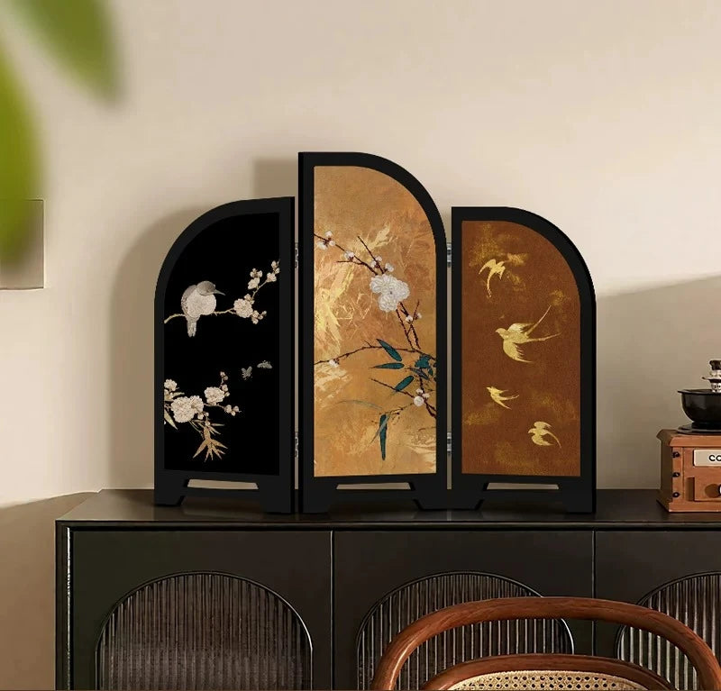paravent artisanal traditionnel fleurs oiseaux texture parchemin noir doré maison salon