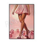 L'image montre les jambes d'une personne portant une robe rose et des talons hauts, avec des boules de verre roses en arrière-plan.