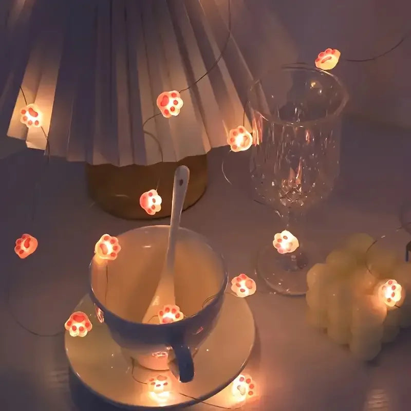 Détail des LED en forme de pattes de chat sur la guirlande lumineuse