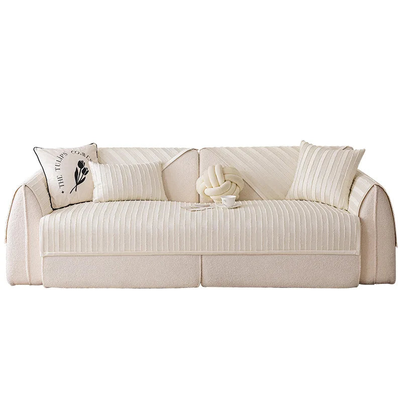 Un canapé confortable et douillet, avec des coussins décoratifs et des motifs texturés, offrant un style élégant et une touche de luxe à votre salon.