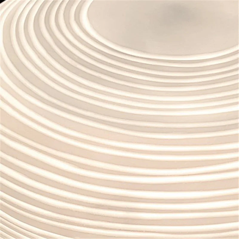 lampe table moderne verre blanc motif rayures horizontales pied bois salon intérieur