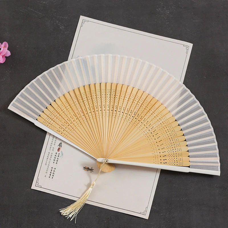 éventail pliant traditionnel vert foncé noir marron clair décoration mariage accessoire fête parfumé chinois