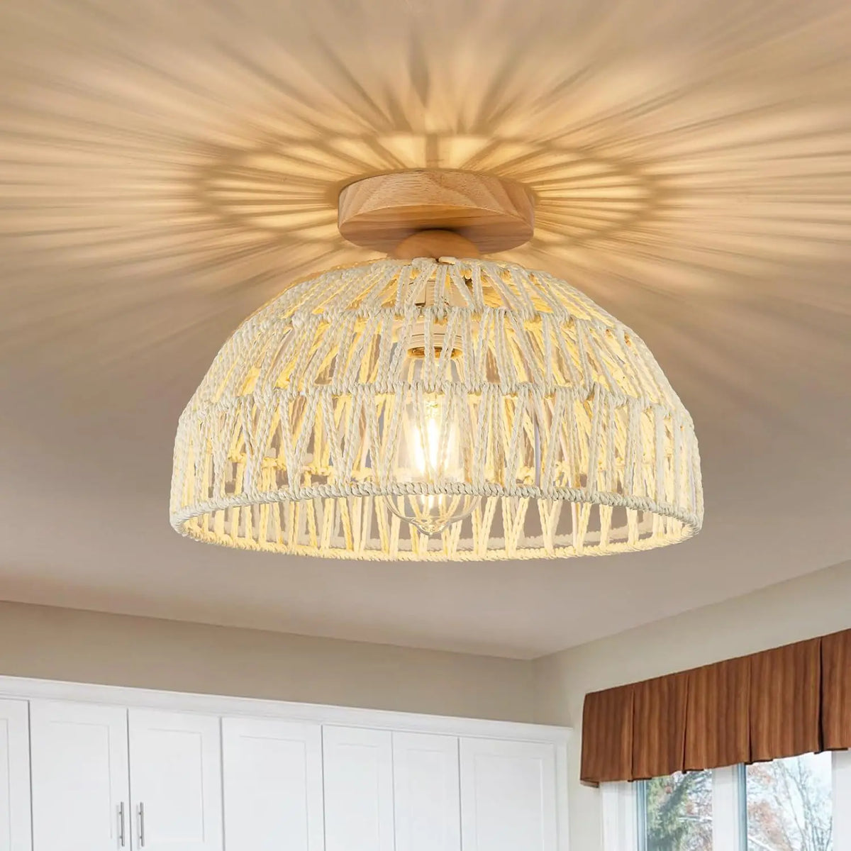 lampe suspendue tressée moderne naturel blanc noir lambris bois abat jour rotin