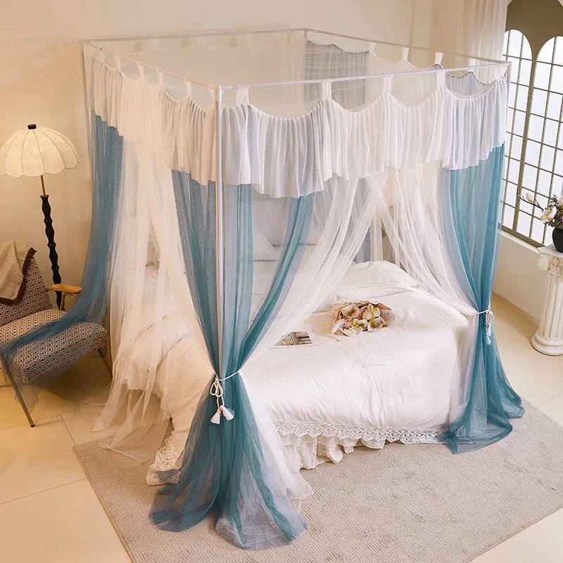 Lit à baldaquin avec rideaux blancs et turquoises, créant une ambiance romantique et élégante dans la chambre.