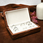 boîte bijoux bois gravure personnalisation rangement exposition anneaux boucles doreilles classique intérieur clair