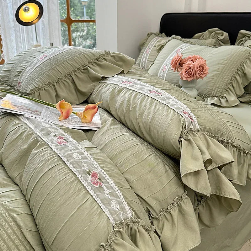 ensemble literie romantique broderies roses volants drap plat oreillers taies d'oreiller couleurs pastel vert