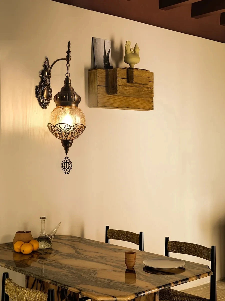 Détail du verre craquelé de glace sur l'applique murale orientale
