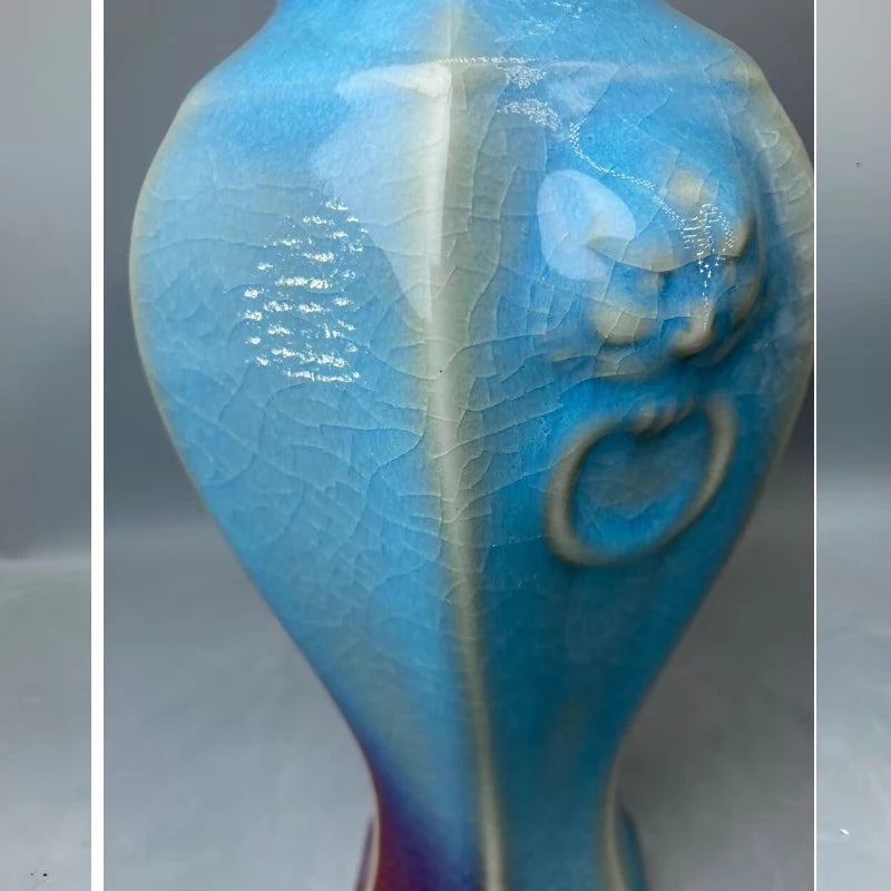 Un vase en céramique glacé dans des teintes de bleu et de blanc, avec un motif abstrait et craquelé, créant une impression de beauté élégante et naturelle.