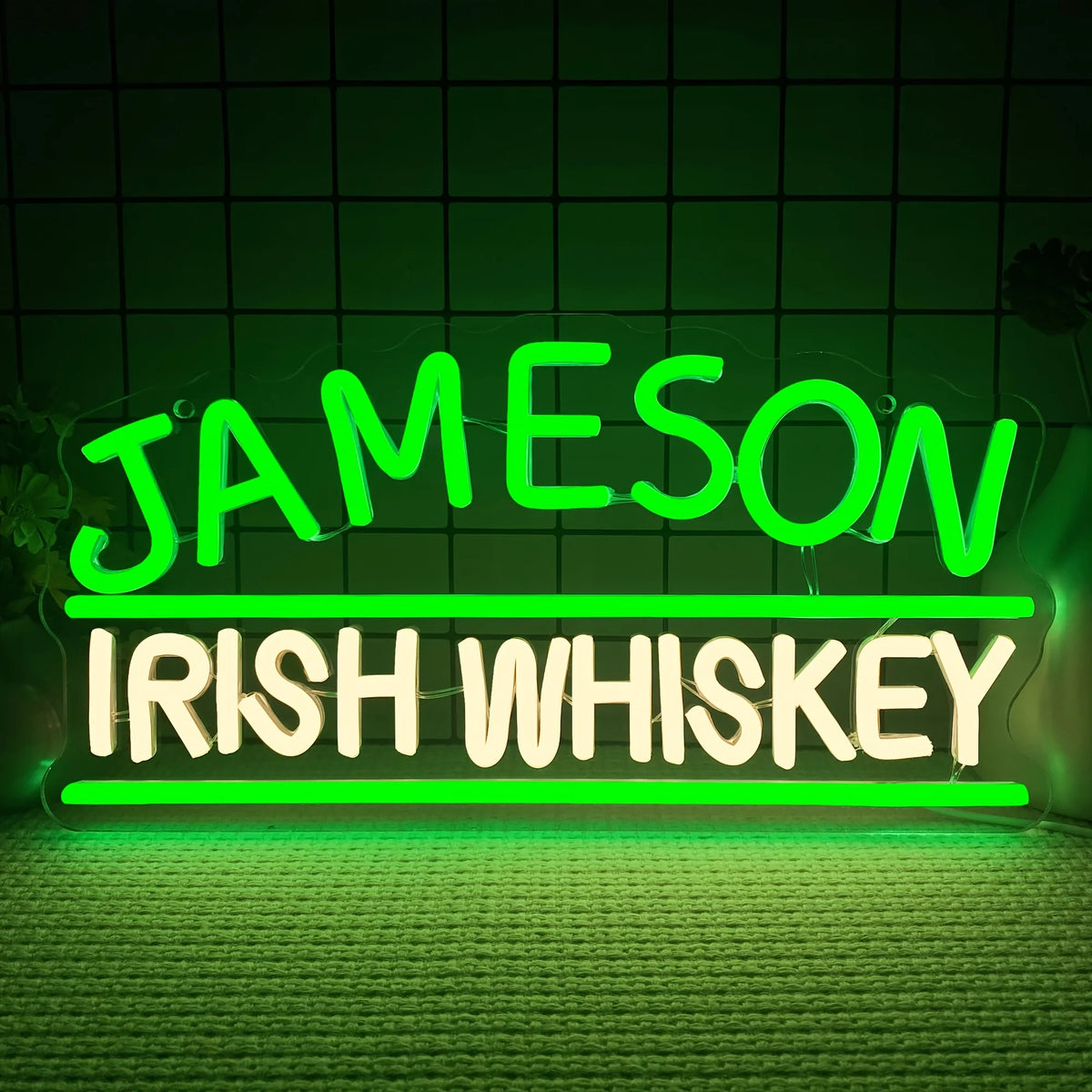 enseigne lumineuse néon logo jameson irish whiskey verte blanche intérieure décoration murale bar whisky