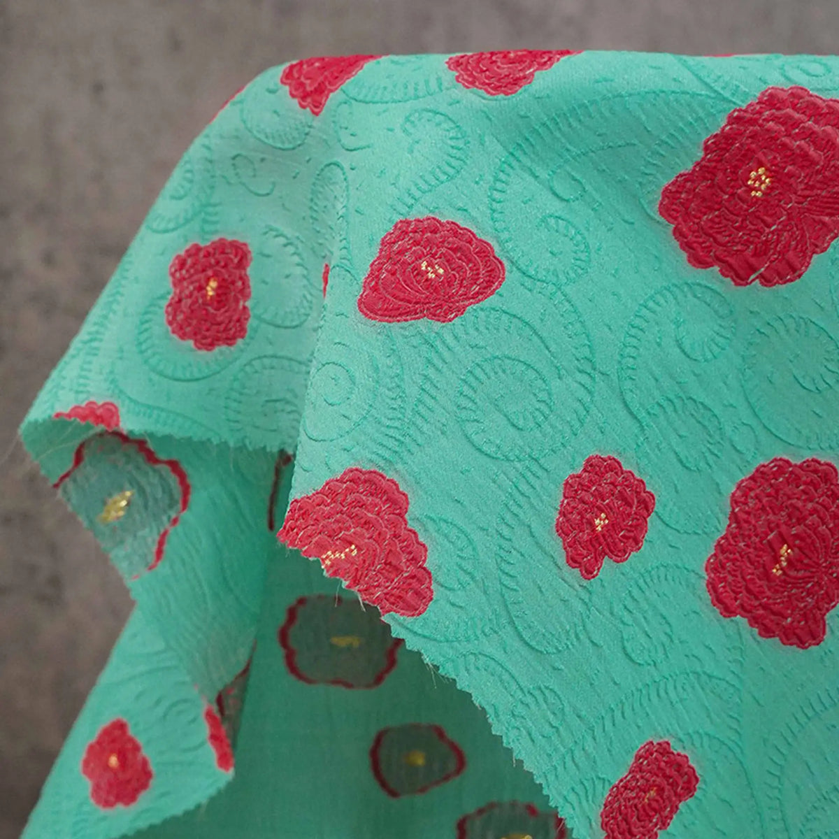 tissu vert rouge motifs fleurs relief bohème semi transparent largeur 145cm decoration creation mode