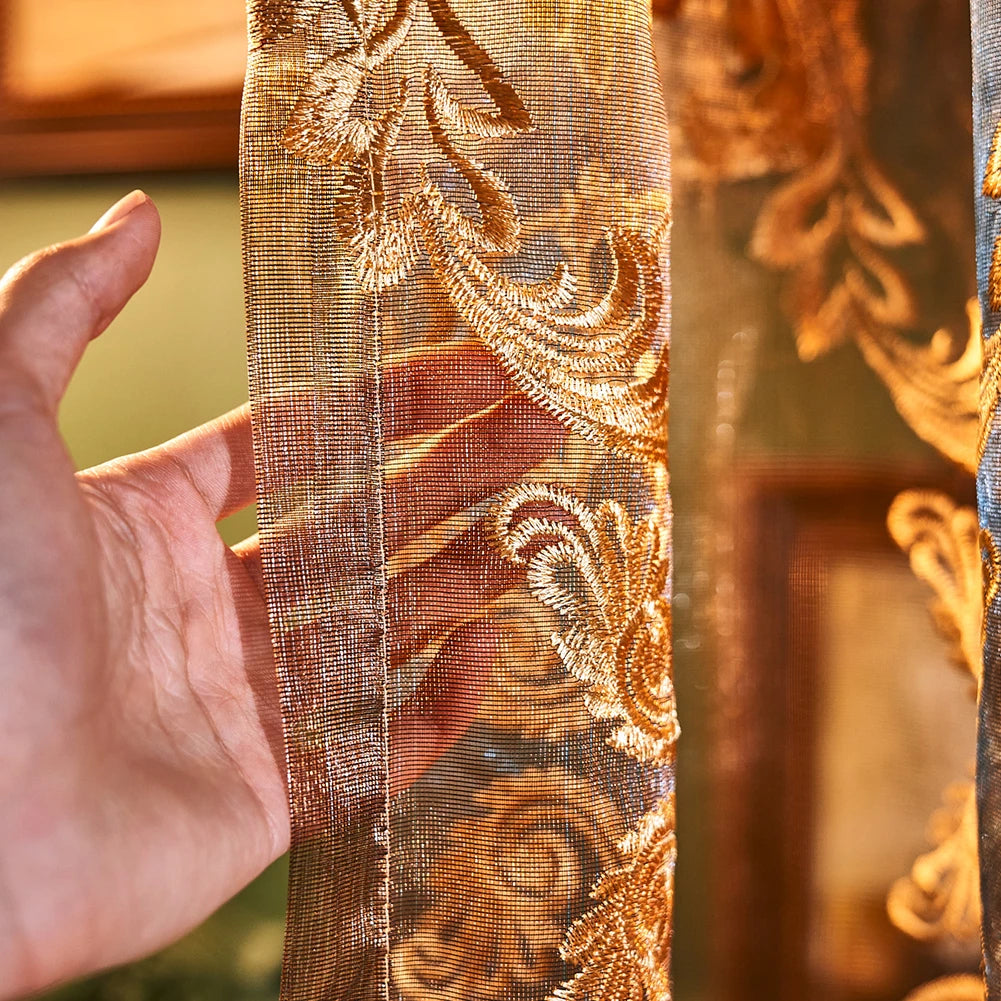 rideaux semi transparents brodés motifs floraux baroque luxueux salon fenêtre française