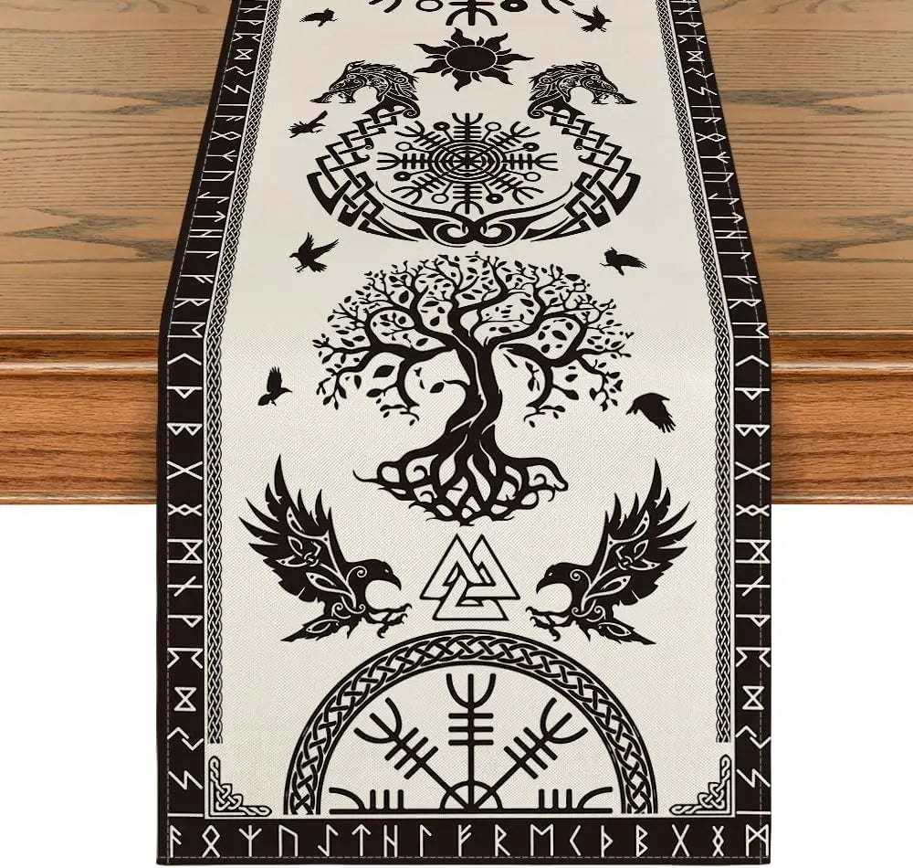 Cette image représente un motif scandinave monochrome complexe, avec des éléments symboliques tels qu'un arbre de vie, des oiseaux stylisés et des motifs géométriques entrelacés, suggérant des influences culturelles nordiques.