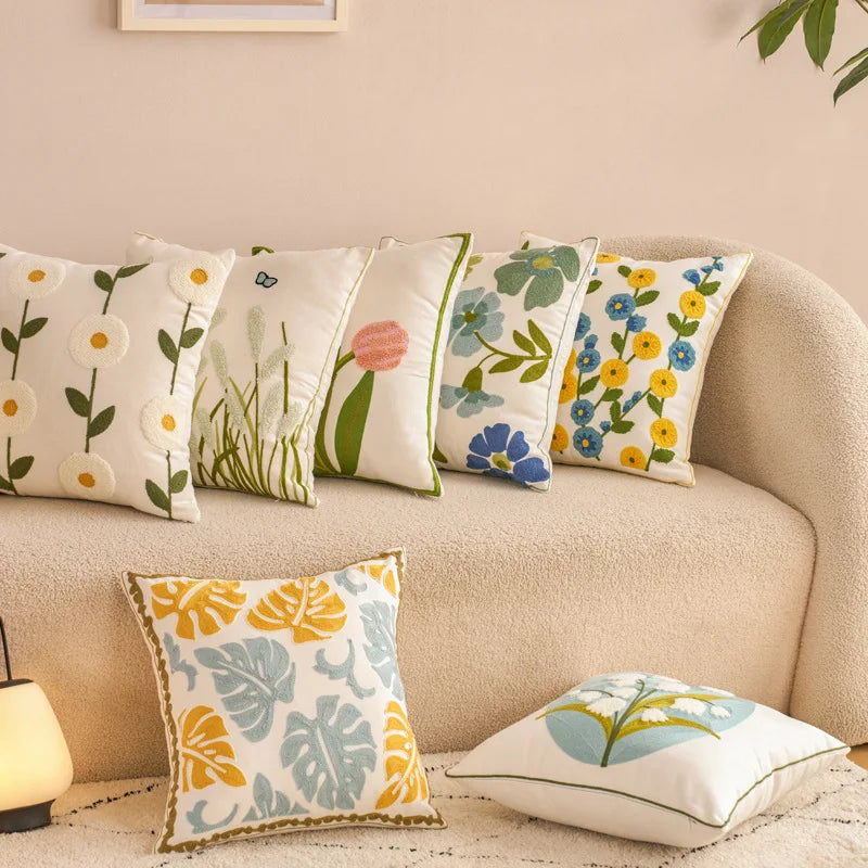 housse coussin brodée motif floral moderne poly coton décoration intérieure blanc vert bleu jaune
