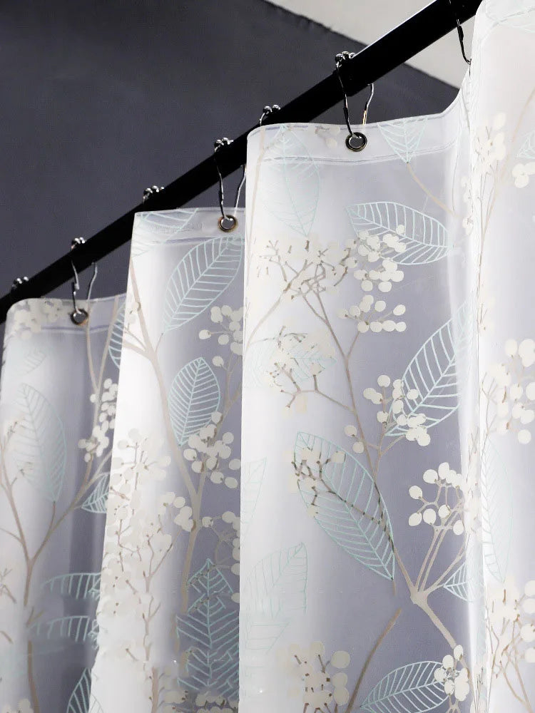 Image d'un rideau de douche élégant, en polyester, suspendu à une tringle dans une salle de bains lumineuse pour ajouter une touche de style tout en conservant la fonctionnalité de la pièce. Le rideau illustre parfaitement l'intersection entre l'utilité et le design pour les produits de maison.