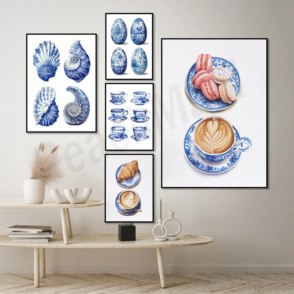 Une collection d'illustrations de coquillages bleu et blanc, de tasses à café en porcelaine, ainsi que de délicieux macarons et de cafés au latte sur des assiettes en porcelaine décorées.