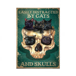 L'image montre un crâne humain avec des chats noirs perchés dessus, avec le texte "Easily distracted by cats and skulls" en gras.