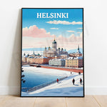 Affiche publicitaire colorée représentant l'horizon enneigé de la ville de Helsinki, en Finlande, avec des bâtiments historiques et des silhouettes de personnes marchant sur un chemin le long de la rivière.