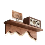 étagère murale bois marron clair texture naturelle moderne vis fixations objets rangement maison