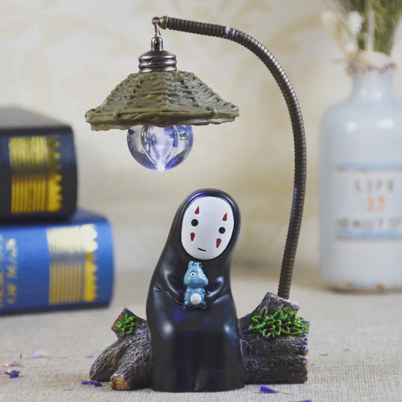 lampe table moderne figurine stylisée abat jour semi transparent socle résine couleurs vives minimaliste
