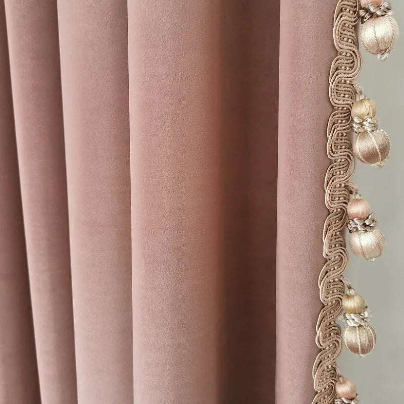 rideau velours rose pâle occultant dorés franges fenêtre salon moderne