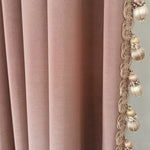 rideau velours rose pâle occultant dorés franges fenêtre salon moderne