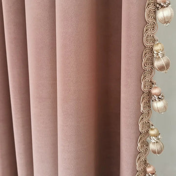 rideau velours rose pâle occultant dorés franges fenêtre salon moderne