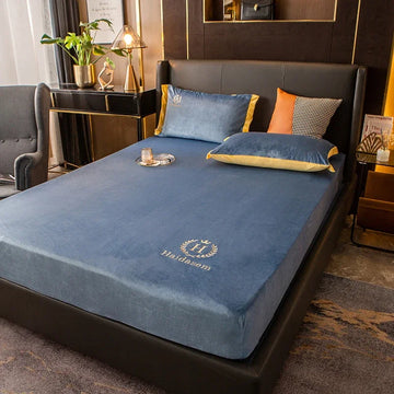 ensemble parure lit velours broderie dorée housse matelas deux taies oreiller gris moderne