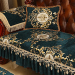 Parure de lit de luxe en velours vert foncé ornée de motifs dorés et de bordures à franges élégantes, créant une ambiance de style baroque.
