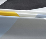 Tissu à motifs géométriques modernes avec des couleurs contrastées noir, blanc, jaune et bleu clair, idéal pour la décoration intérieure, création de rideaux, housses ou autres projets de couture personnalisés. Ce design apporte une touche contemporaine et élégante à n'importe quelle pièce. Convient parfaitement pour un style épuré et tendance.