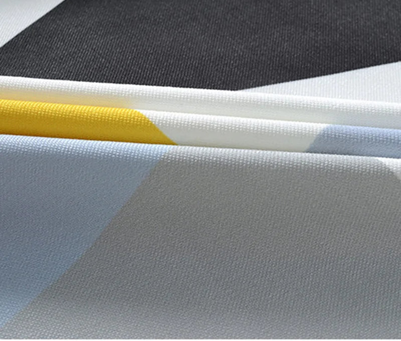 Tissu à motifs géométriques modernes avec des couleurs contrastées noir, blanc, jaune et bleu clair, idéal pour la décoration intérieure, création de rideaux, housses ou autres projets de couture personnalisés. Ce design apporte une touche contemporaine et élégante à n'importe quelle pièce. Convient parfaitement pour un style épuré et tendance.